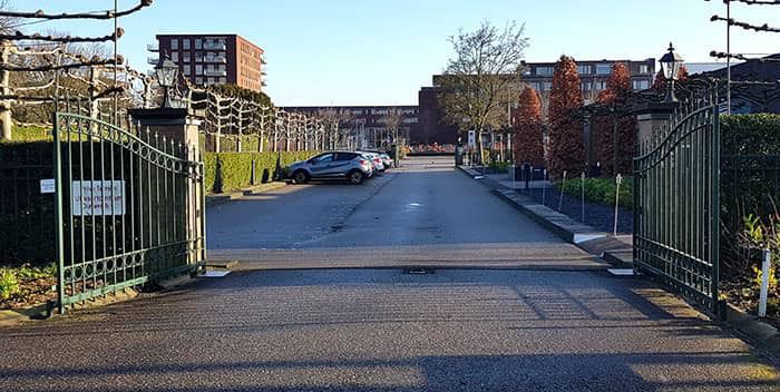 Ingang parkeerplaats uitvaartcentrum Dunweg Uitvaartzorg in Hoofddorp