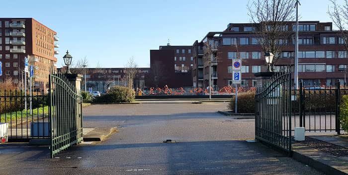Uitgang parkeerplaats uitvaartcentrum Dunweg Uitvaartzorg in Hoofddorp