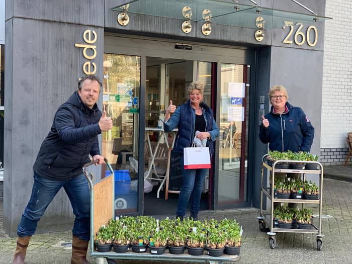 Alexander van der Pijl met narcissen bij De Meerstede