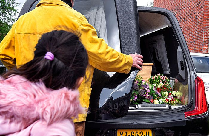 Kleindochter werpt nog één blik op de kist met haar opa - Foto: Klaas Jan van der Weij