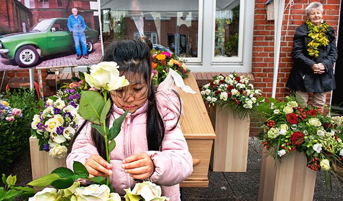 Kleindochter bij het afscheid van haar opa - Foto: Klaas Jan van der Weij