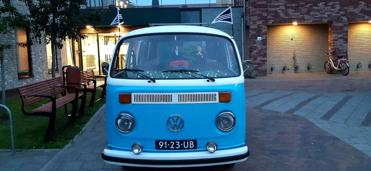 Met de Volkswagen rouwbus - KlassiekeRouwautos.nl 