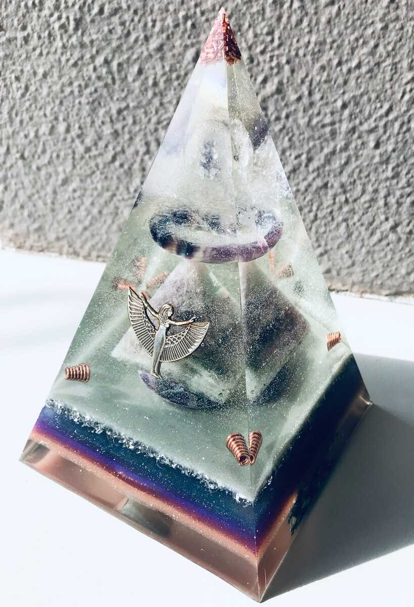 Orgonite piramide als mooi aandenken aan uw dierbare