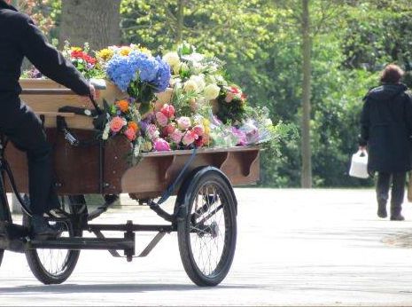 Met Uitvaartkist En Fiets Door Vondelpark