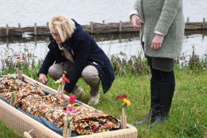 In rouwdoek gewikkeld op Natuurbegraafplaats Geestmerloo