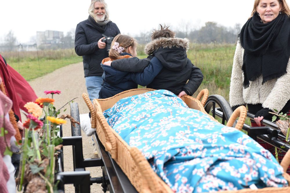 Overleden in rouwdoek gewikkeld - Afscheid Natuurbegraafplaats Geestmerloo