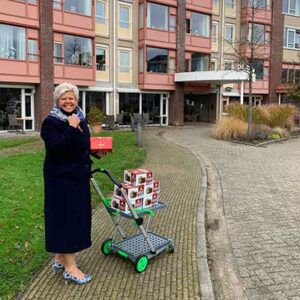 Adri van den Bergh met lekkers bij De Meerwende