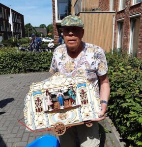 Meneer met zelfgebouwd miniatuur orgel