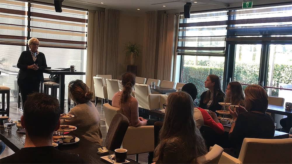 Presentatie Adri van den Bergh voor studenten NOVA College Hoofddorp