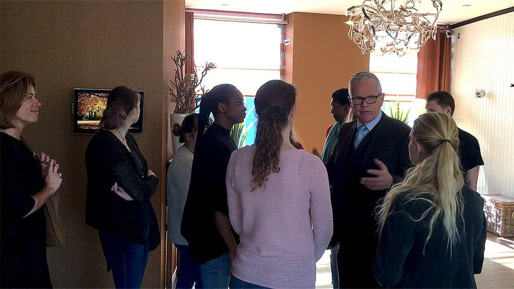 Rondleiding studenten NOVA College Hoofddorp met Hospitality medewerker René Mulders