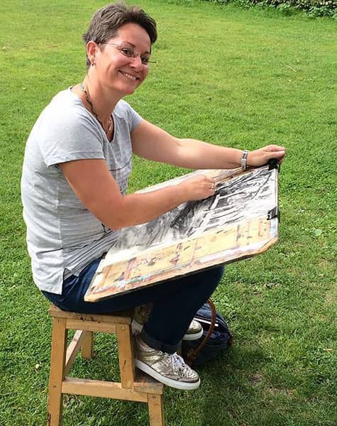Llisette Hogewoning aan het werk met haar collages ter herinnering