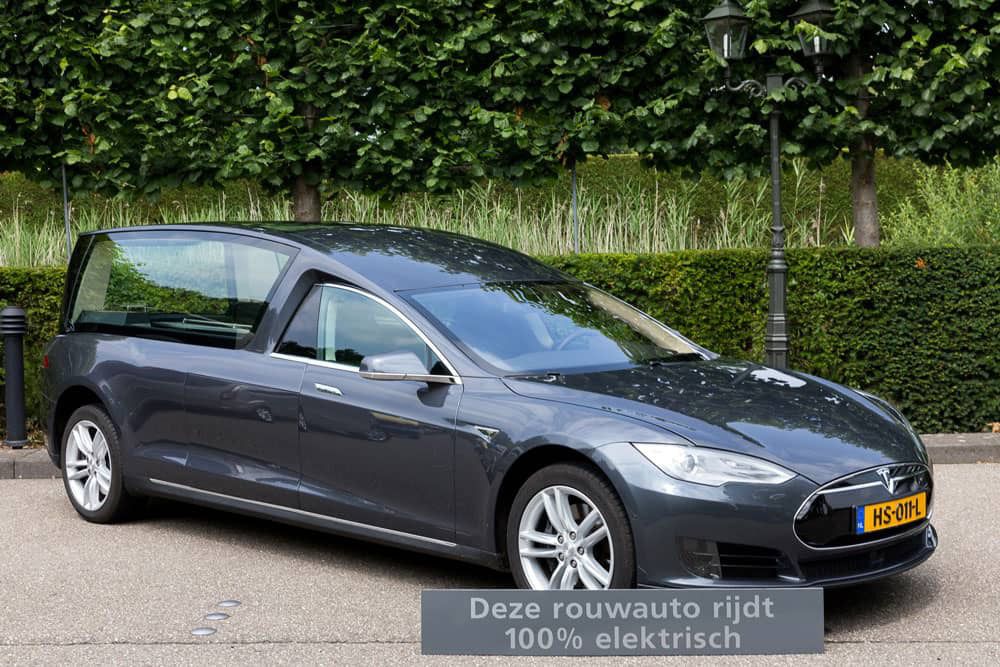 De 100% elektrische rouwauto van dichtbij te bewonderen - foto Sven van der Vlugt
