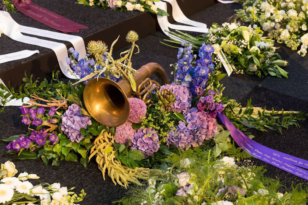 Bloemen bij uitvaart Jan Leliveld - Mijn laatste podium
