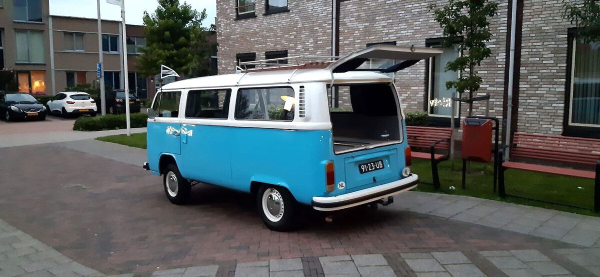 Opgehaald worden met de Volkswagenbus - KlassiekeRouwautos.nl