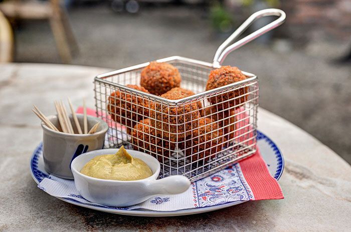 Uitvaart met bitterballen