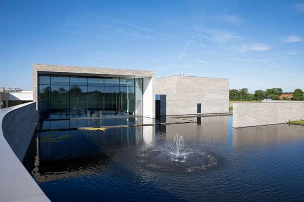 De grote aula met uitzicht op het water met de fontein