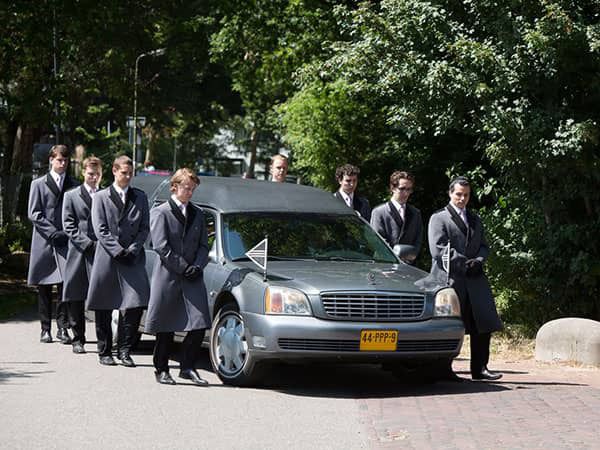 Het dragen van de kist bij een uitvaart
