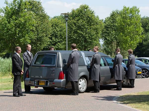 Het dragen van de kist bij een uitvaart