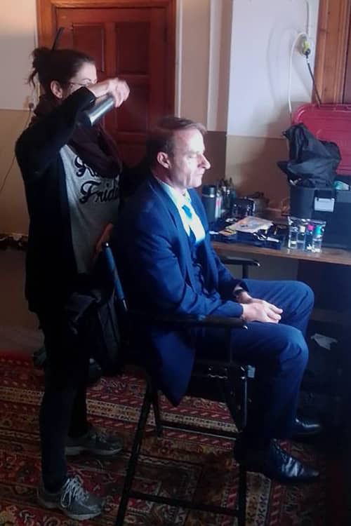 Verzorger Erik Zonneveld op de set
