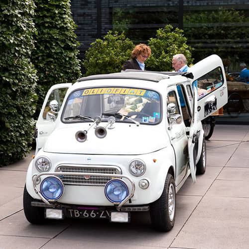 De Fiat 500 blijkt zich ook voor een uitvaart te lenen