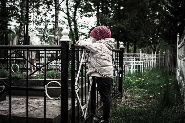 Kind op begraafplaats