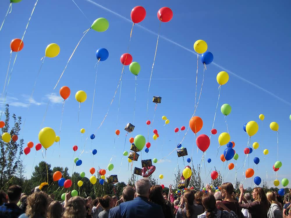 Gekleurde ballonnen bij de LEGO uitvaart