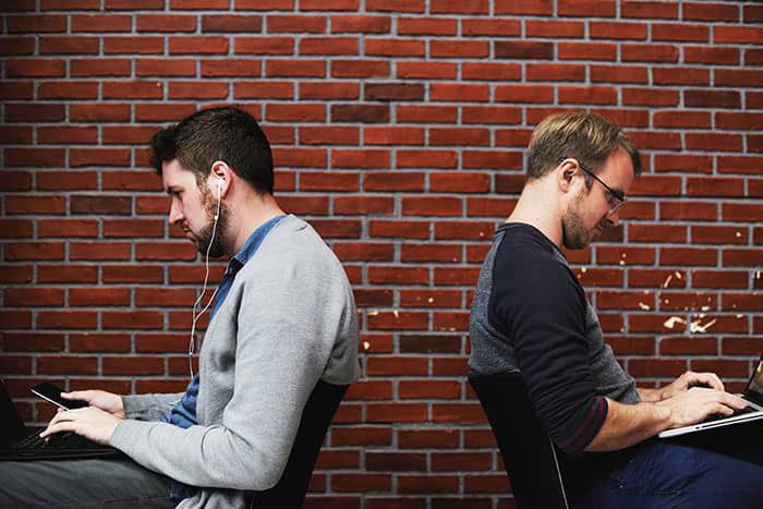Overal waar je kijkt, zijn mensen digitaal in de weer