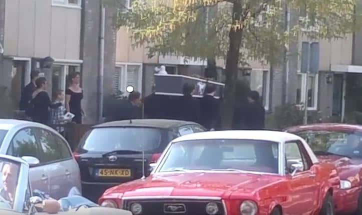 Meneer Paul, begeleid door Mustangs