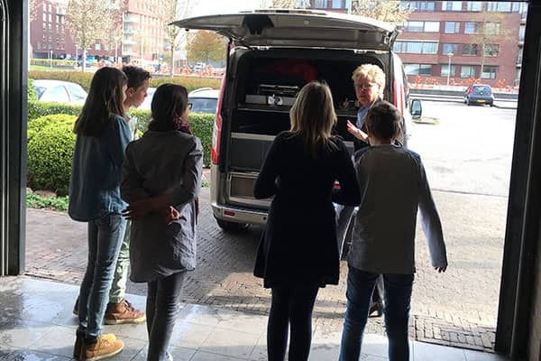 Adri van den Bergh legt uit waar de overbrengauto voor gebruikt wordt